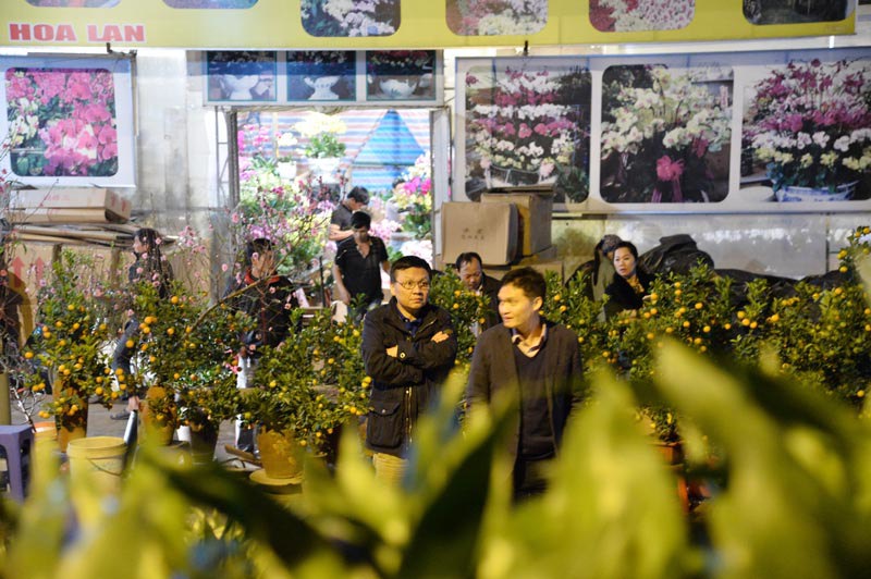 Chợ hoa Quảng An tấp nập ngày giáp Tết - Ảnh 20