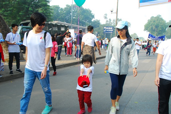 Chạy vì trẻ em Hà Nội quyên góp hơn 1 tỷ đồng trong một buổi sáng - Ảnh 8