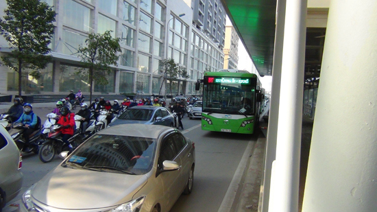 Ghi nhận ngày đầu buýt nhanh BRT chạy thử nghiệm - Ảnh 2