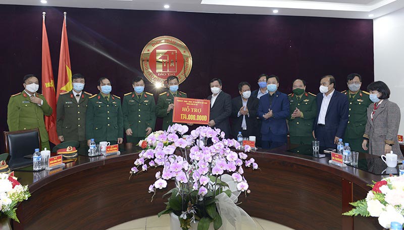 Phó Bí thư Thành ủy Nguyễn Văn Phong: Tạo điều kiện cho người dân đón Tết trong khu cách ly ấm áp, an toàn - Ảnh 1