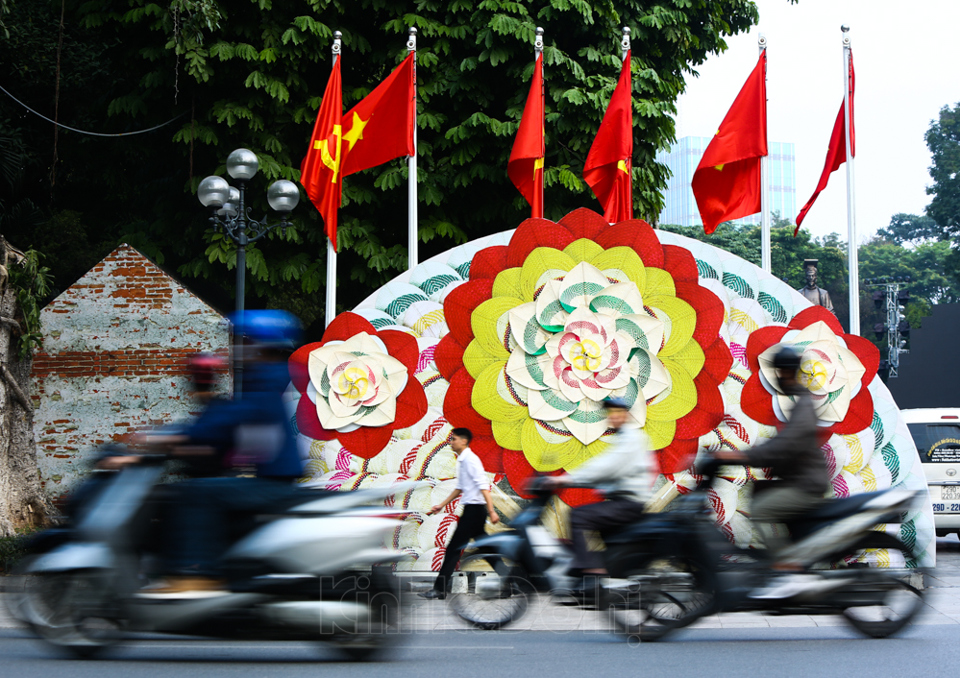 [Ảnh] Hồ Gươm lung linh đón Lễ hội Văn hóa dân gian trong đời sống đương đại năm 2020 - Ảnh 1