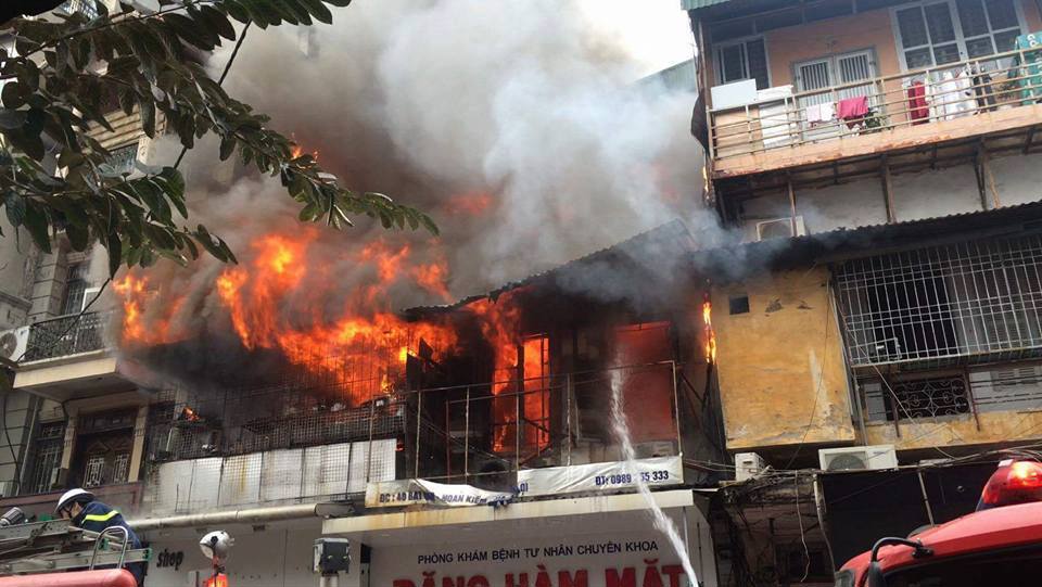 Hà Nội: Cháy nhà trên phố Bát Đàn, một người tử vong - Ảnh 4