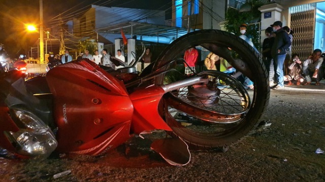 Tai nạn giao thông mới nhất hôm nay 22/2: Tài xế xe tải buồn ngủ tông xe máy cháy rụi giữa phố - Ảnh 3