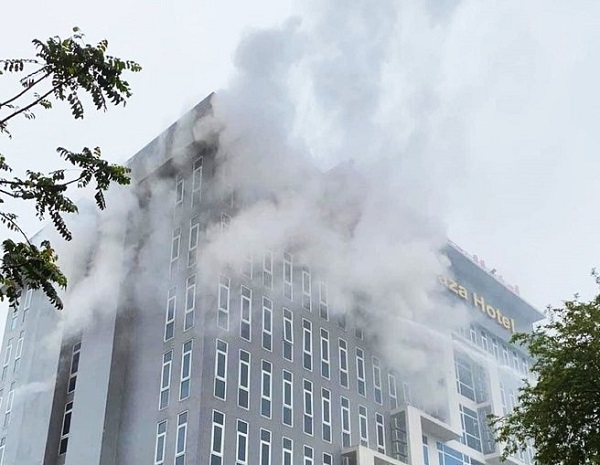 Nghệ An: Cháy tại khách sạn, một căn phòng bị lửa thiêu rụi hoàn toàn - Ảnh 1