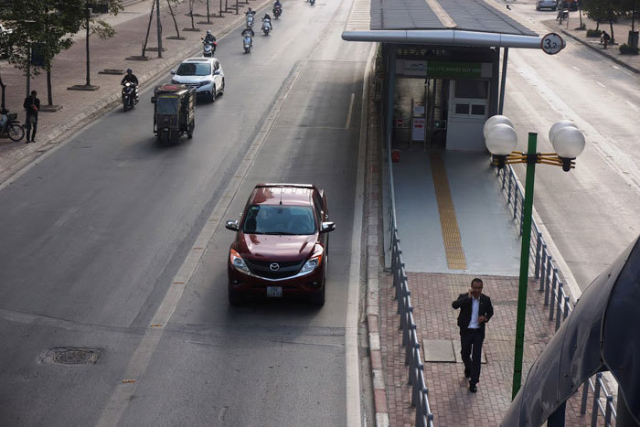 Nhiều phương tiện vẫn vô tư lấn làn BRT - Ảnh 4