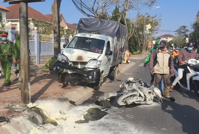 Tai nạn giao thông mới nhất hôm nay 22/2: Tài xế xe tải buồn ngủ tông xe máy cháy rụi giữa phố - Ảnh 2