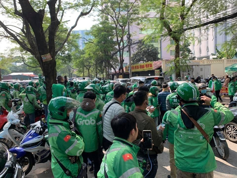 Hàng trăm tài xế GrabBike đình công, tắt app, "diễu hành" qua các tuyến phố ở Hà Nội - Ảnh 6