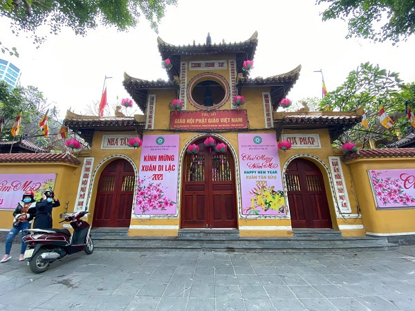 Hà Nội: Đình, chùa đóng cửa, người dân vái vọng từ bên ngoài - Ảnh 1