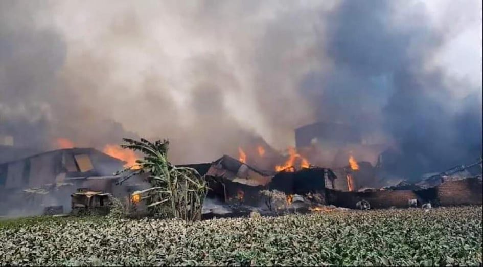 Hà Nội: Cháy lớn ở Thạch Thất, nhiều xưởng gỗ bị thiêu rụi - Ảnh 1