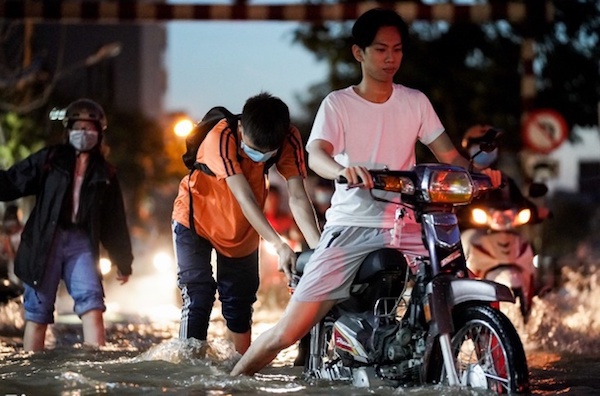 TP Hồ Chí Minh: Triều cường tiếp tục dâng cao, người dân chật vật lưu thông trên đường - Ảnh 4
