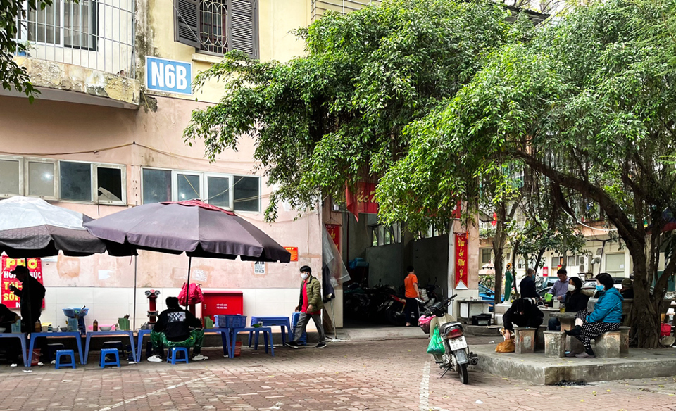 Hà Nội: Nhiều cửa hàng chưa khai Xuân, lác đác quán ăn đường phố, cà phê vẫn mở cửa - Ảnh 9