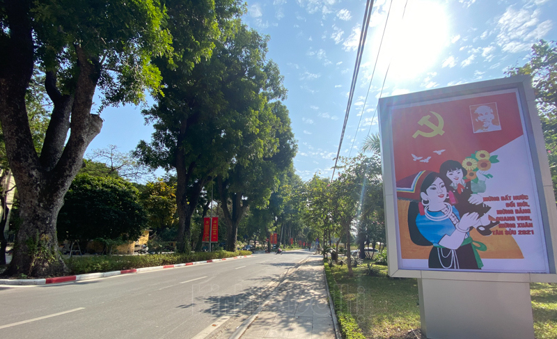 Hà Nội: Trang trí pano, áp-phích ở các tuyến phố chào mừng Đại hội Đảng lần thứ XIII - Ảnh 7