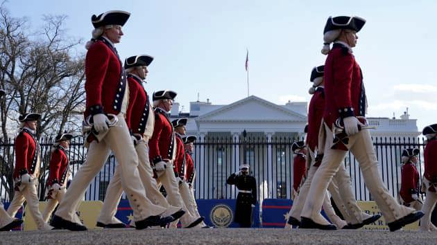 Những khoảnh khắc đánh dấu cuộc chuyển giao quyền lực từ ông Donald Trump sang Joe Biden - Ảnh 12