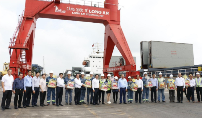 Phó Thủ tướng Thường trực Chính phủ Trương Hòa Bình thăm công nhân lao động làm việc xuyên Tết tại Cảng quốc tế Long An - Ảnh 1