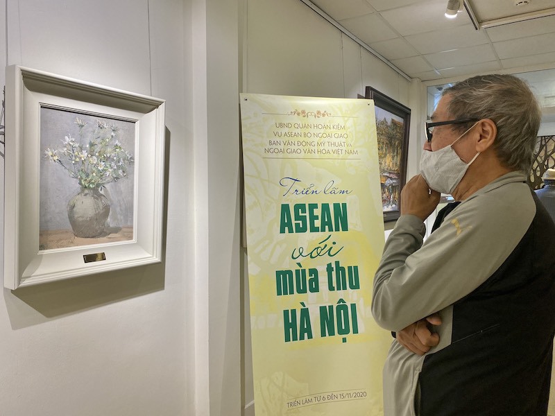 Nét đẹp mùa thu Hà Nội được trưng bày tại triển lãm tranh ASEAN - Ảnh 1