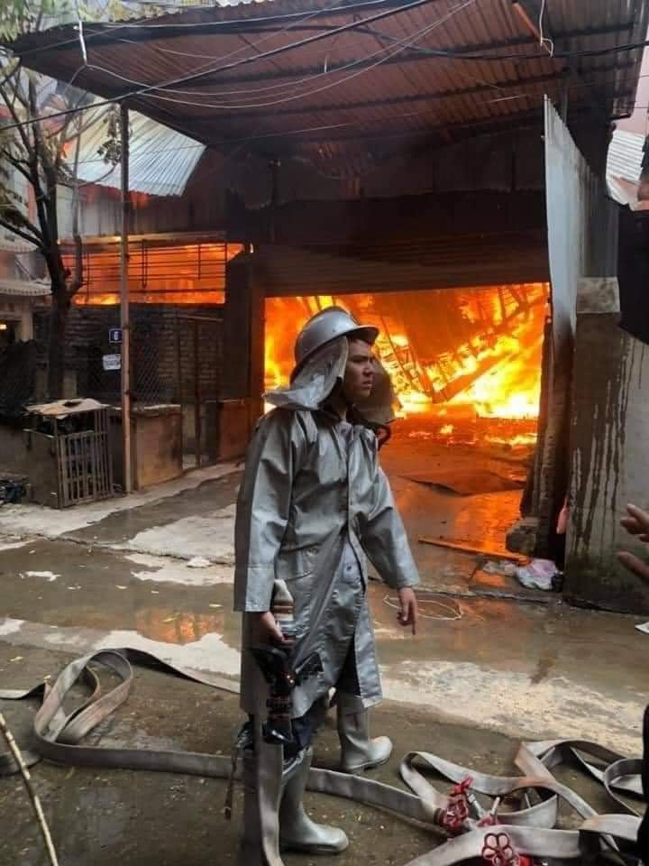 Hà Nội: Cháy lớn ở Thạch Thất, nhiều xưởng gỗ bị thiêu rụi - Ảnh 2