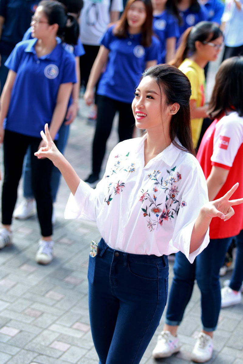 Hoa hậu Mỹ Linh nhảy flashmob chúc mừng thầy cô giáo - Ảnh 1