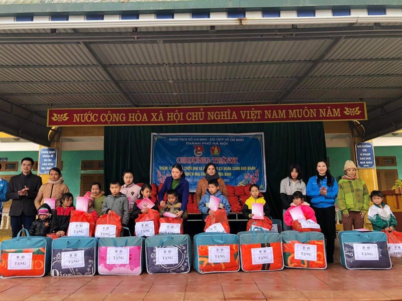 Thành đoàn Hà Nội tặng quà Tết thiếu nhi huyện Mai Châu, tỉnh Hoà Bình - Ảnh 1
