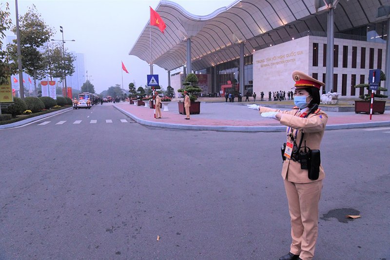 Lực lượng cảnh sát giao thông phân luồng, bảo đảm giao thông phục vụ Đại hội Đảng - Ảnh 9