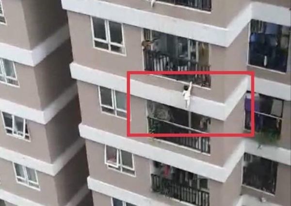 Bé gái rơi từ tầng 13 chung cư: Thanh tra việc chấp hành các quy định bảo đảm an toàn cho trẻ em - Ảnh 1
