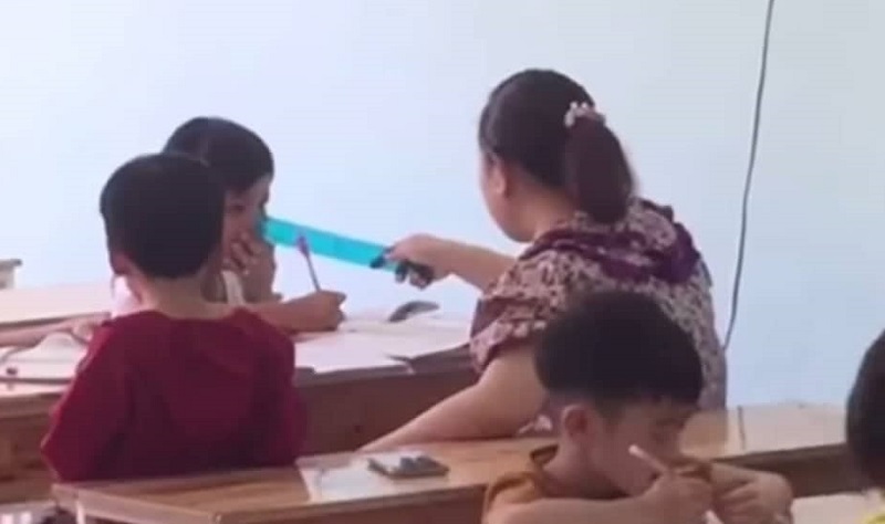 Quảng Ngãi: Xôn xao clip cô giáo luyện chữ đẹp đánh mắng học sinh - Ảnh 1