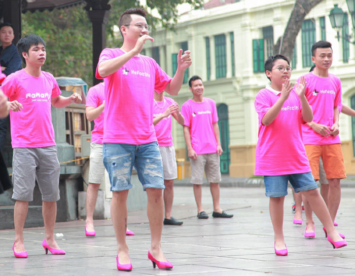 Bố con Hoàng Bách đi giày cao gót hồng, nhảy flashmob - Ảnh 3