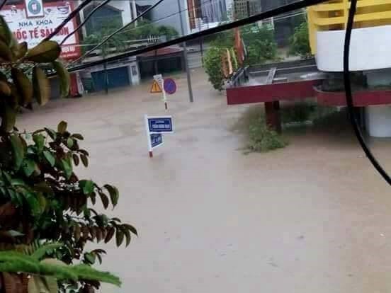 Phú Yên: Lũ ngập xe khách, Phó chủ tịch huyện cùng 6 người dân mất tích - Ảnh 10