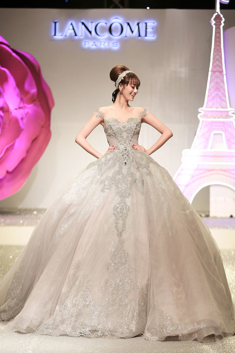 "Công chúa Paris" lộng lẫy trên sàn catwalk - Ảnh 24