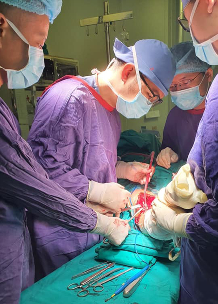 Bệnh viện Việt Đức phẫu thuật cùng lúc 5 xương bị gãy cho nam bệnh nhân bị chấn thương nặng - Ảnh 1