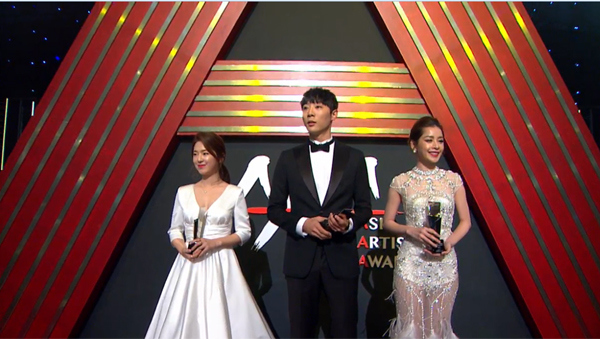Chi Pu bất ngờ, xúc động thắng giải "Ngôi sao mới châu Á" tại Hàn Quốc - Ảnh 1
