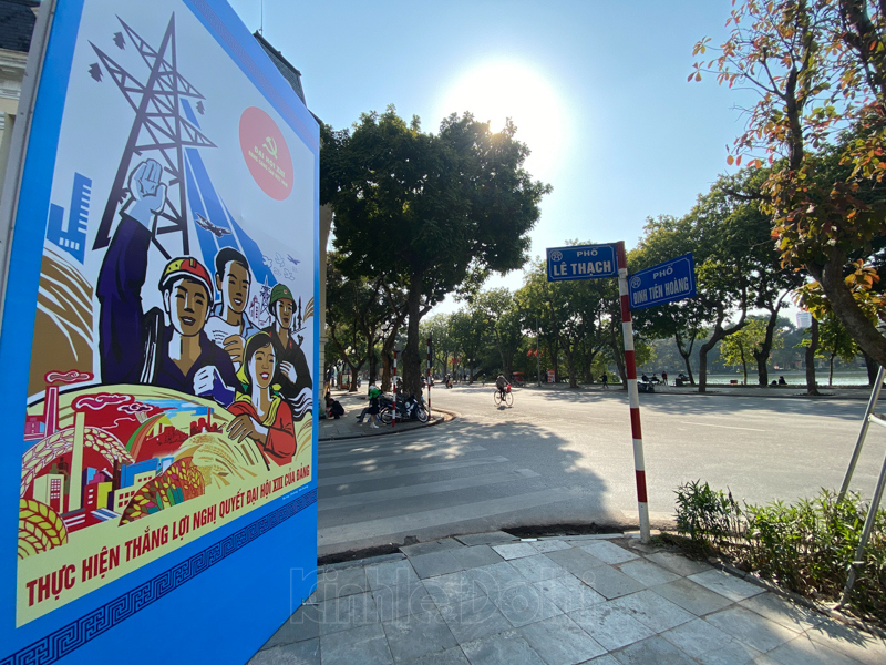 Hà Nội: Trang trí pano, áp-phích ở các tuyến phố chào mừng Đại hội Đảng lần thứ XIII - Ảnh 8