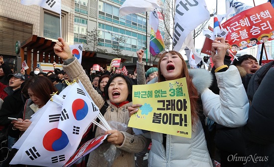 Tổng thống Hàn Quốc bị phế truất, kẻ khóc, người ăn mừng - Ảnh 6