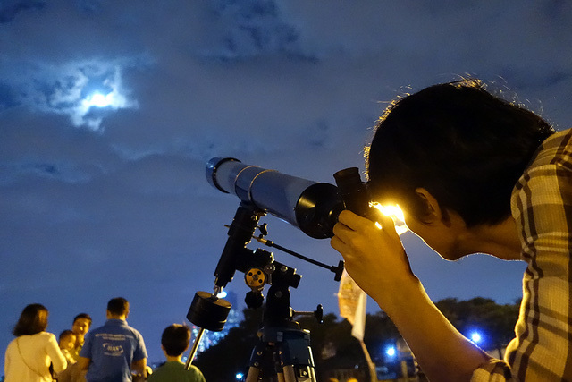 Cận cảnh siêu trăng tại Hà Nội - Ảnh 12