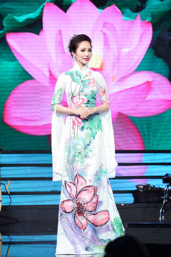 Người đẹp Việt trình diễn áo dài đấu giá từ thiện - Ảnh 4