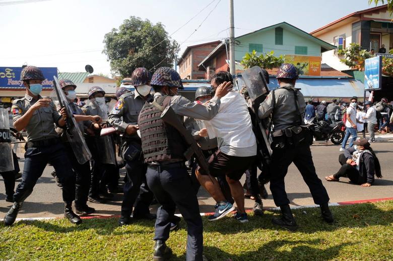 Biểu tình phản đối tiếp diễn tại Myanmar gần 2 tuần sau chính biến - Ảnh 1