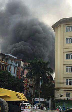 Cháy lớn tại căn nhà trong ngõ 283 phố Trần Khát Chân - Ảnh 1