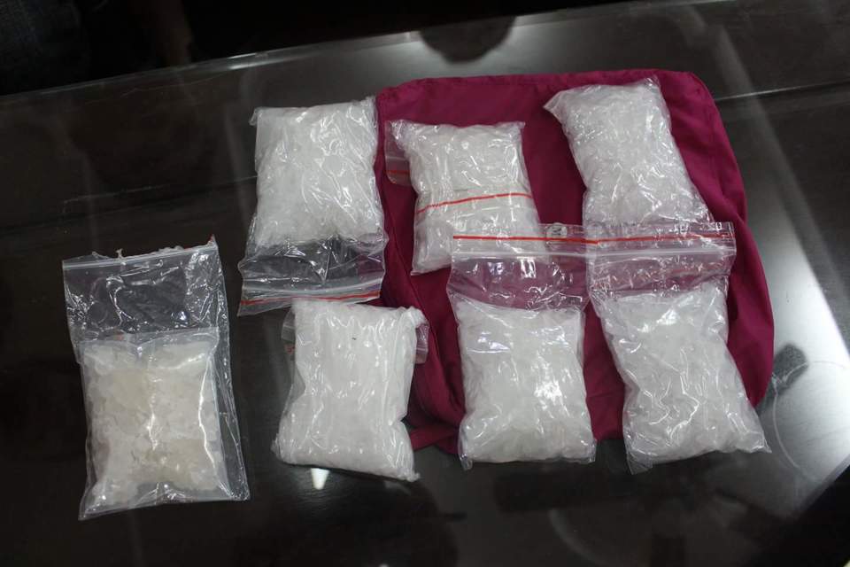 Cảnh sát phát hiện 1,4 kg ma túy đá trong cốp xe taxi - Ảnh 1