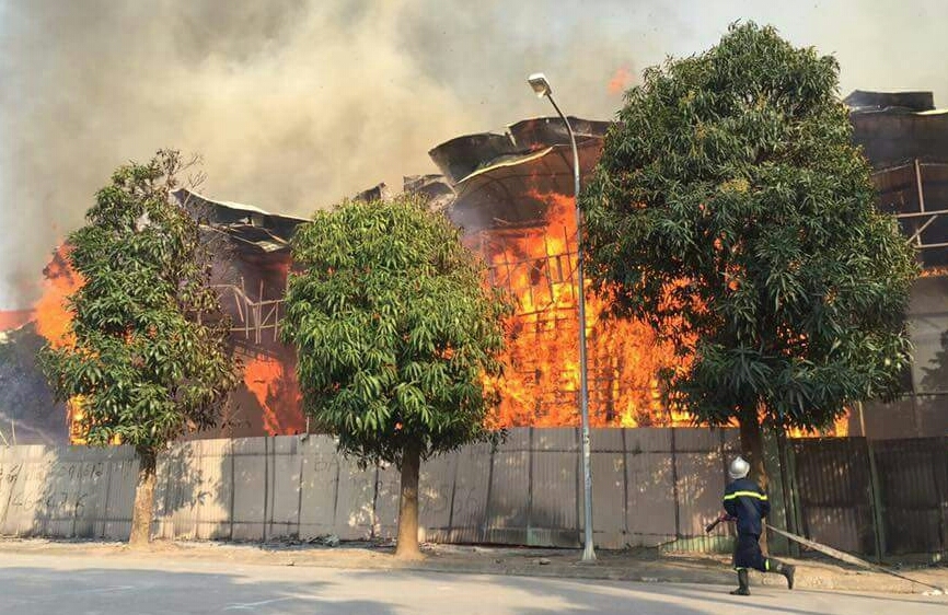 Cháy lớn tại khu nhà xưởng trên đường Võ Chí Công - Ảnh 1