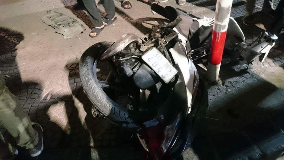 Hà Nội: Tai nạn trong đêm khuya, ô tô lật ngửa giữa phố - Ảnh 3