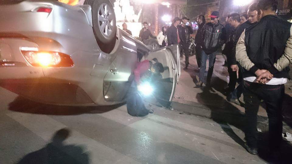 Hà Nội: Tai nạn trong đêm khuya, ô tô lật ngửa giữa phố - Ảnh 2