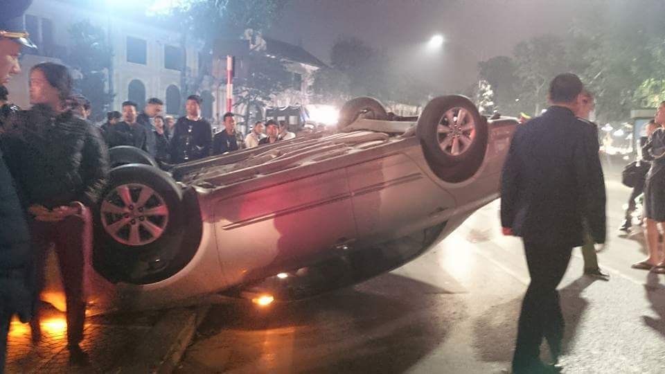 Hà Nội: Tai nạn trong đêm khuya, ô tô lật ngửa giữa phố - Ảnh 1