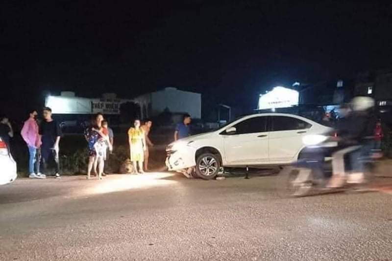 Hà Nội: Ô tô đâm liên tiếp khiến 2 phụ nữ bị thương nặng, tài xế bỏ chạy - Ảnh 1