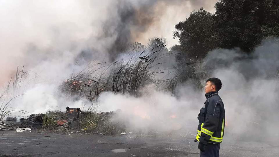 Cháy lớn tại bãi phế liệu, cột khói bốc cao ngút trời ở khu vực cầu Thanh Trì - Ảnh 6