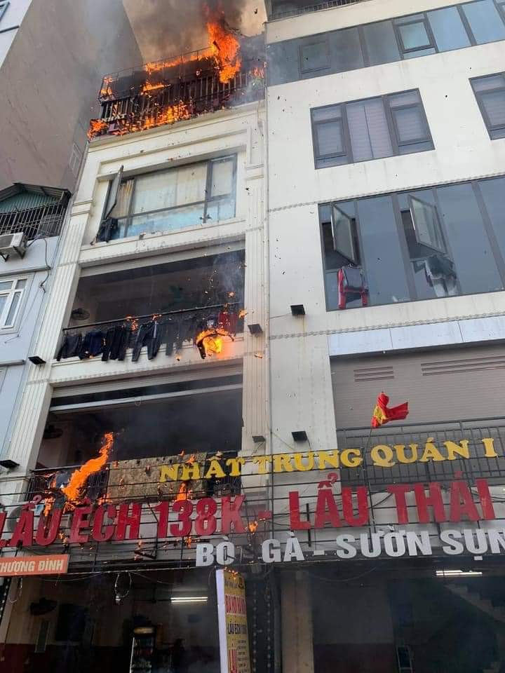 Hà Nội: Cháy lớn tại nhà hàng trên phố Thượng Đình - Ảnh 1