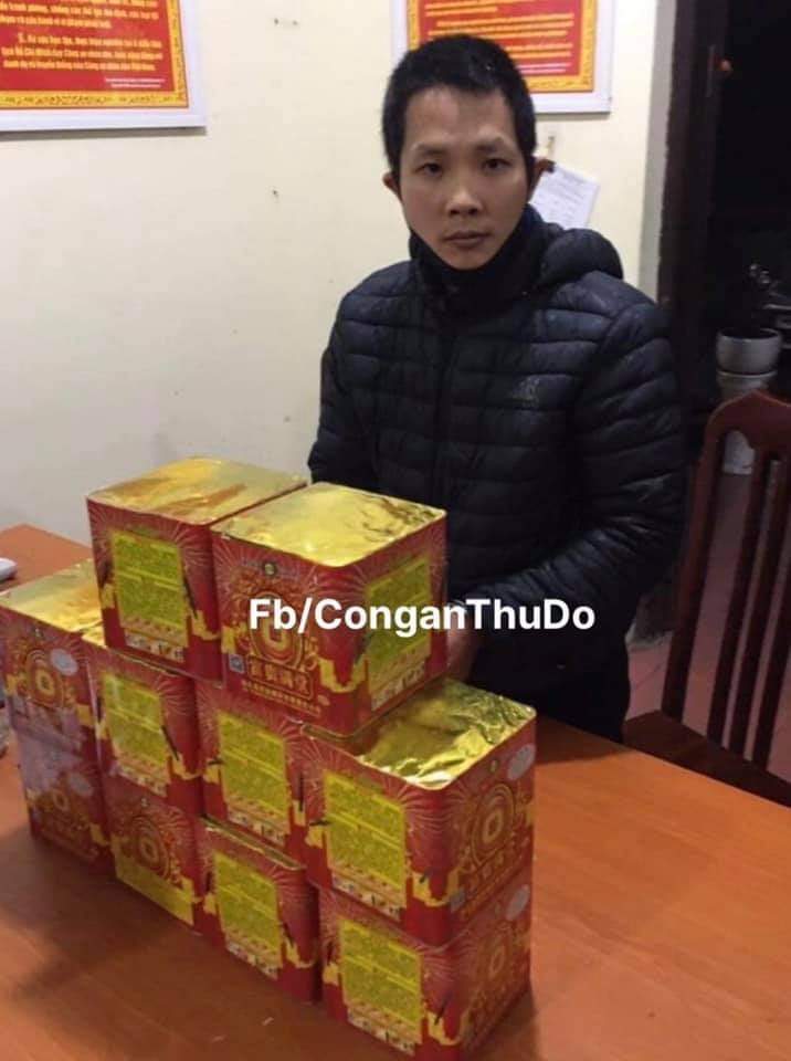 Hà Nội: Bắt giữ nam thanh niên mua 10 hộp pháo nổ trong đêm về đốt chơi Tết - Ảnh 1