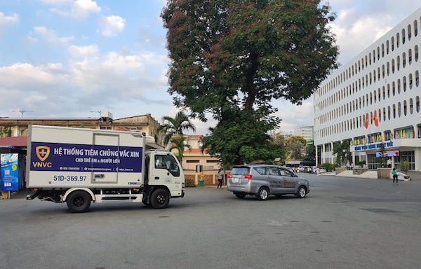 Bệnh viện Bệnh Nhiệt đới TP Hồ Chí Minh tiêm vaccine Covid-19 - Ảnh 2