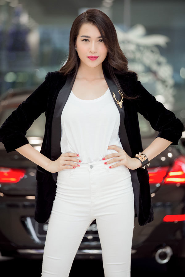 Đại diện Việt Nam tại Hoa hậu Hoàn vũ 2016 cá tính bên xe - Ảnh 7