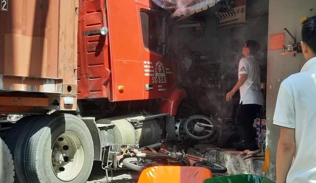 Tai nạn giao thông mới nhất hôm nay 5/3: Xe đầu kéo tông sập nhà dân ở TP Hồ Chí Minh, một người chết - Ảnh 1