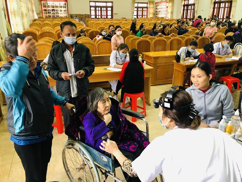 Bác sĩ Hà Nội vượt đường xa đến khám, cấp thuốc miễn phí cho bà con vùng lũ - Ảnh 4