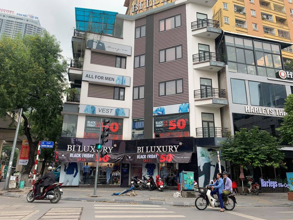 [Ảnh] Hà Nội: Các cửa hàng đồng loạt treo biển giảm giá khủng vào ngày Black Friday - Ảnh 10